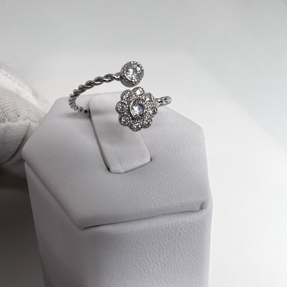 Clearance $15 Firm! Cz Flower Twisted Sterling Silver Ring - Picture 4 of 16